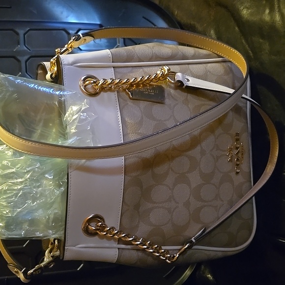 Cammie Chain Bucket Bag In Signature Canvas - Picture 2 of 8